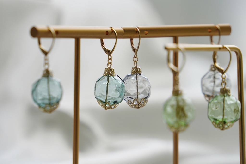 吹きガラスの耳飾り
