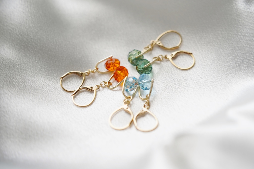 クリスタルボタンの耳飾り