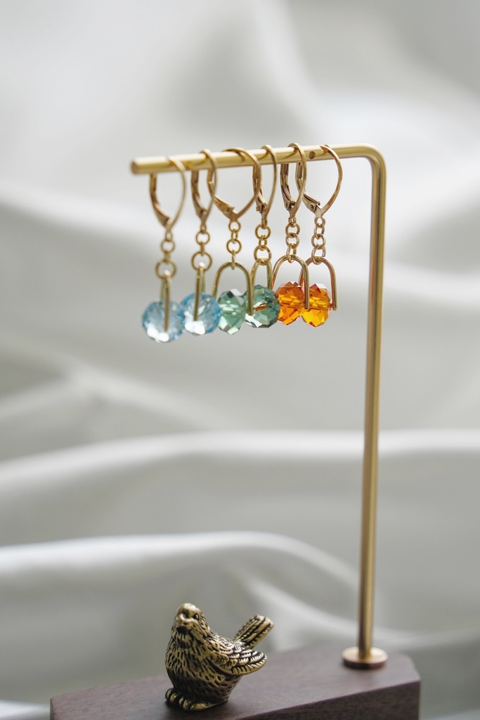 クリスタルボタンの耳飾り