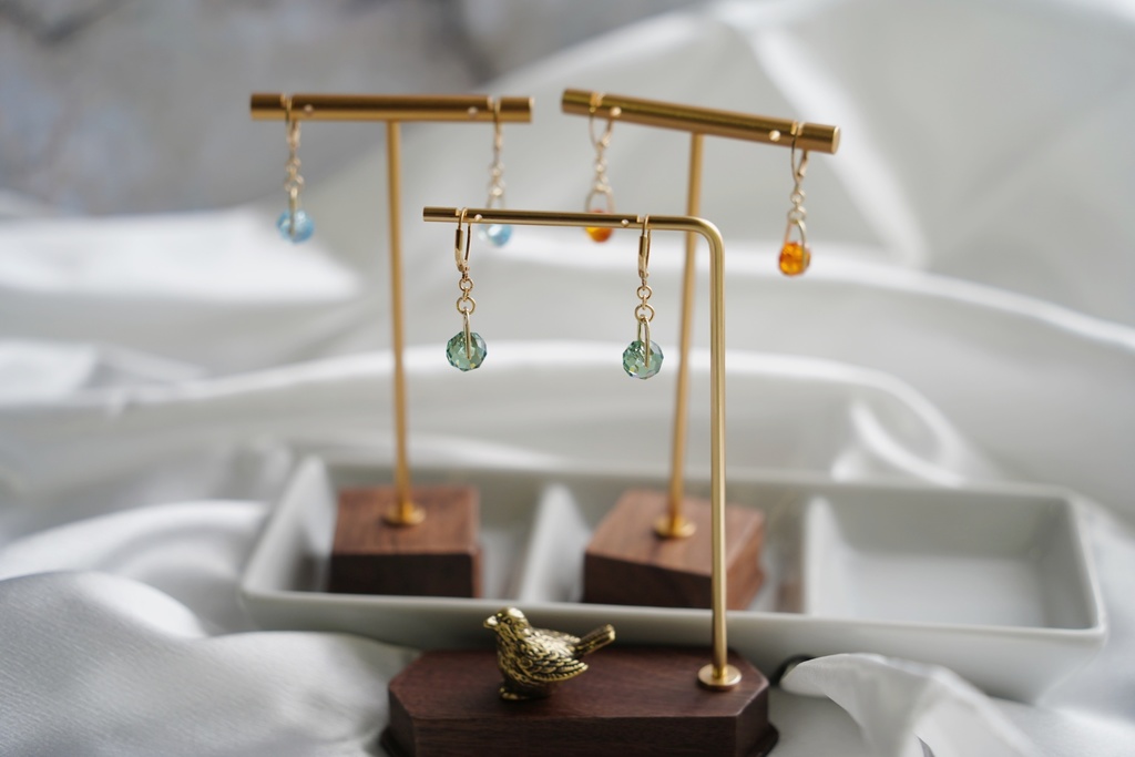 クリスタルボタンの耳飾り