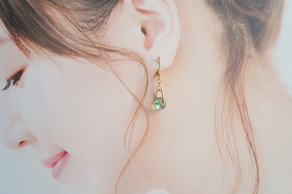 クリスタルボタンの耳飾り