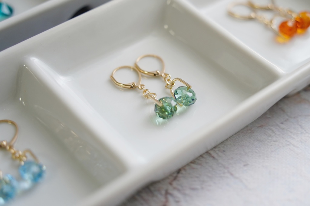 クリスタルボタンの耳飾り