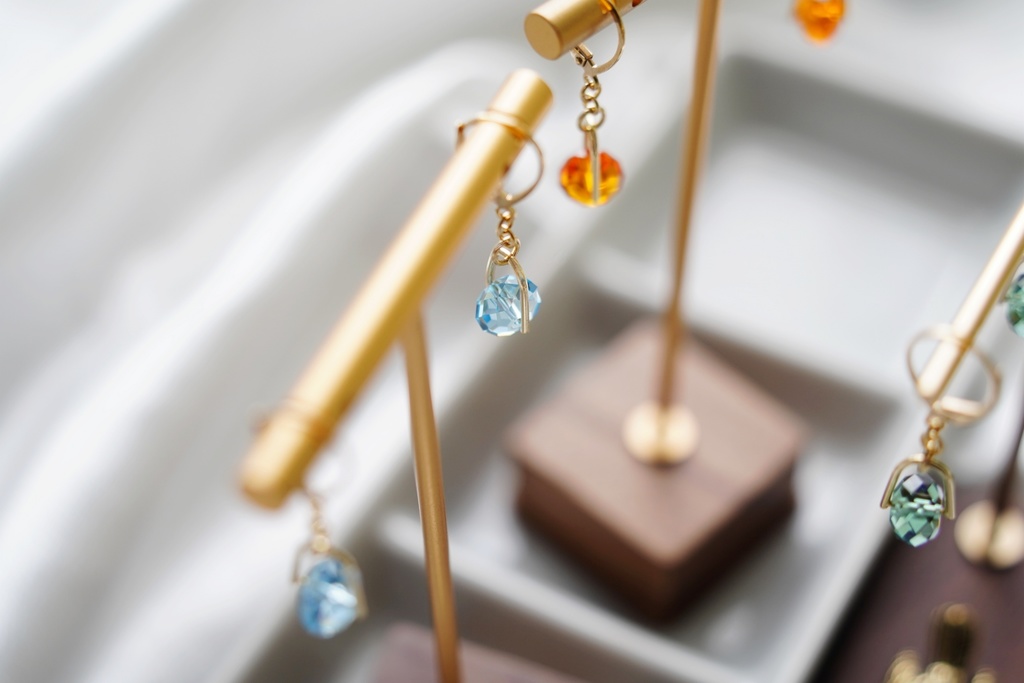 クリスタルボタンの耳飾り