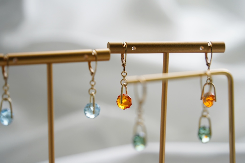 クリスタルボタンの耳飾り