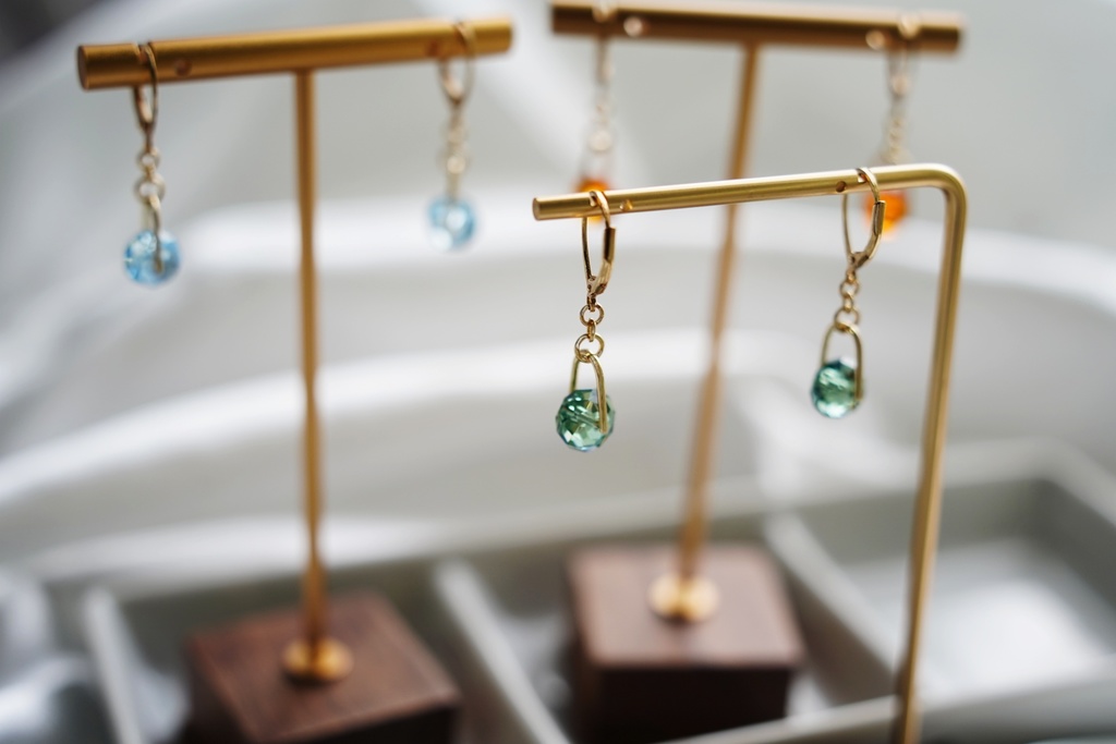 クリスタルボタンの耳飾り