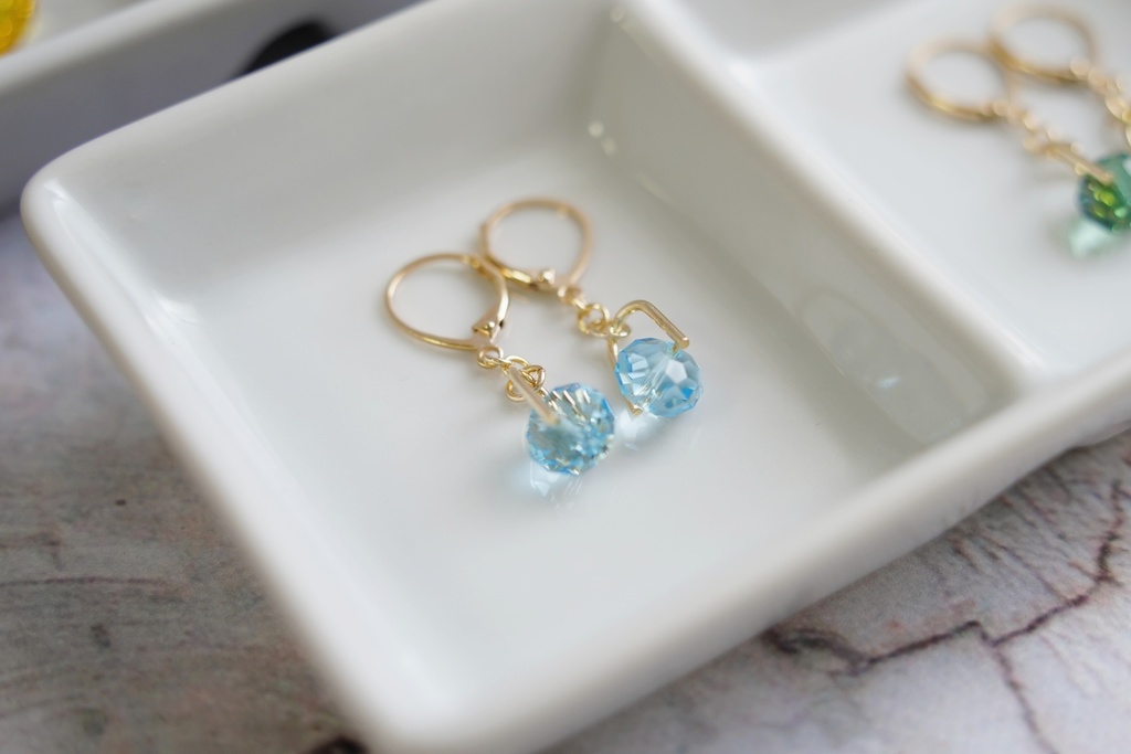 クリスタルボタンの耳飾り