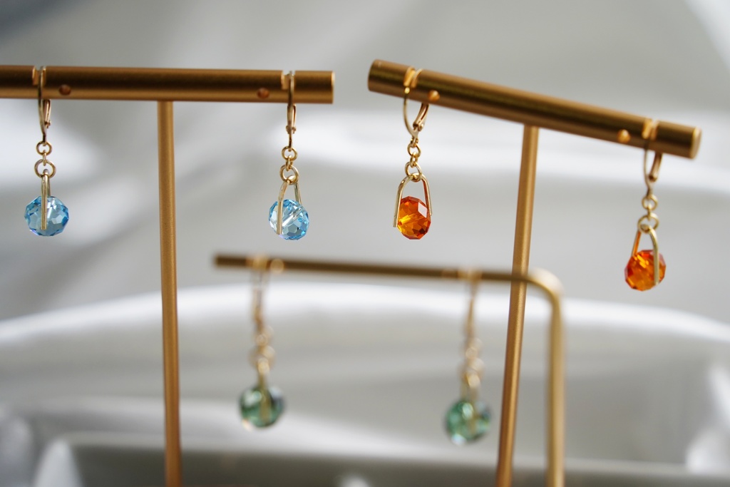 クリスタルボタンの耳飾り