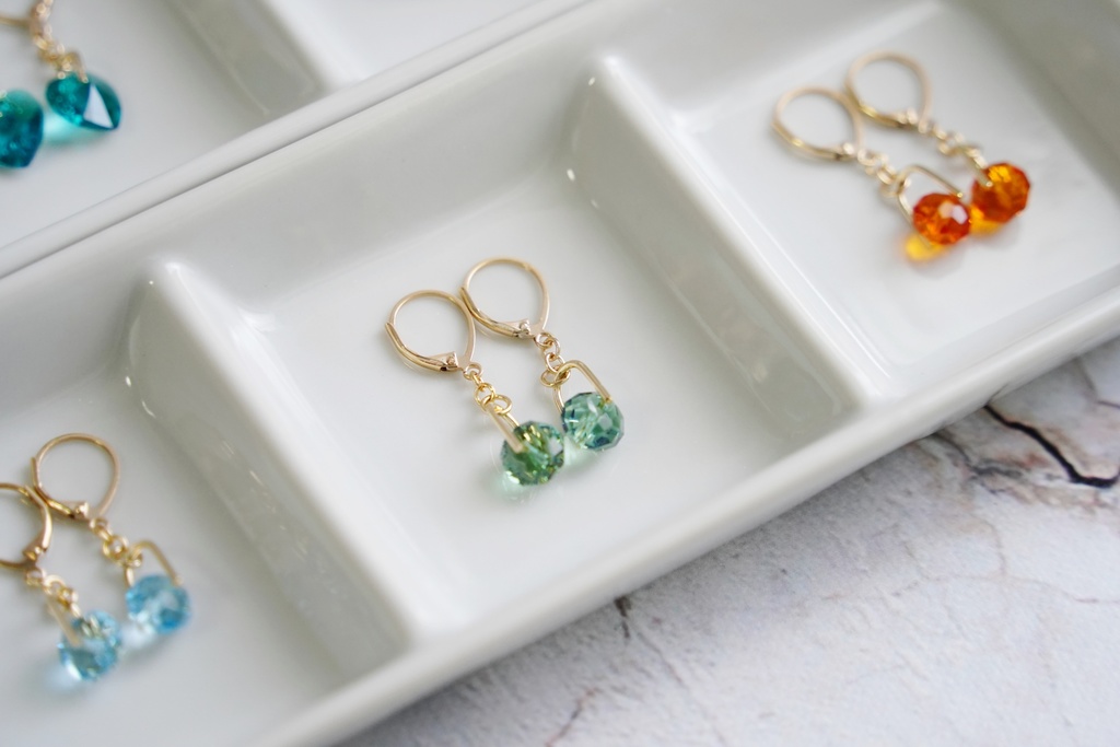 クリスタルボタンの耳飾り