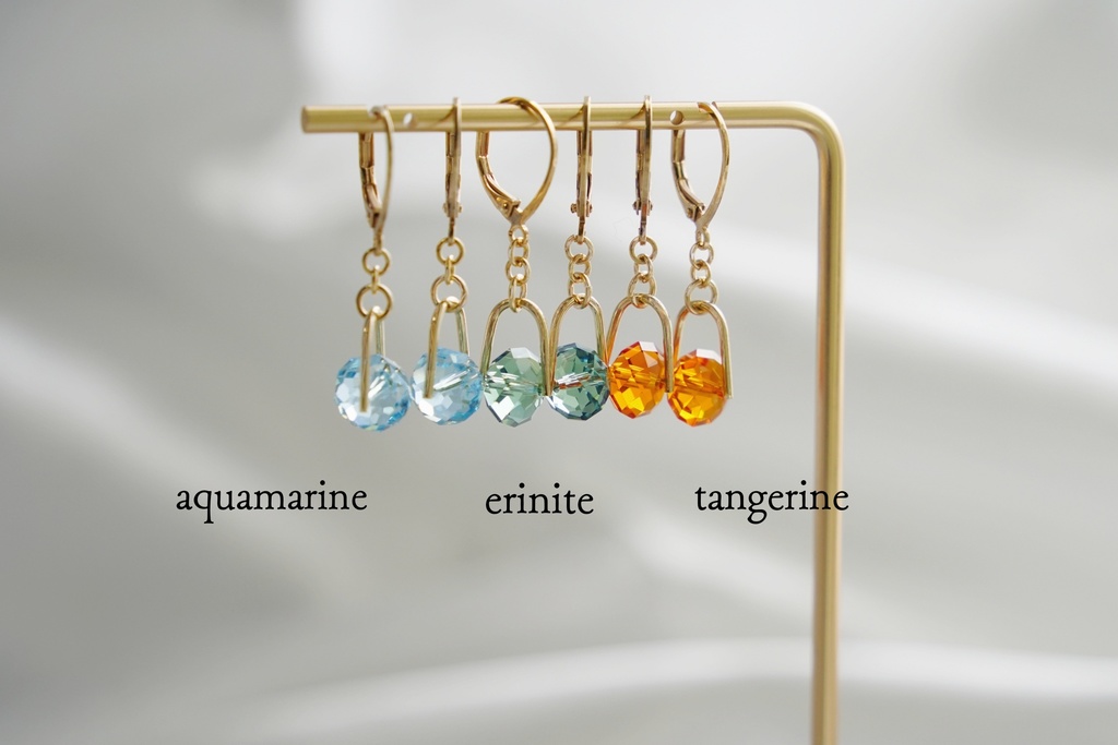 クリスタルボタンの耳飾り