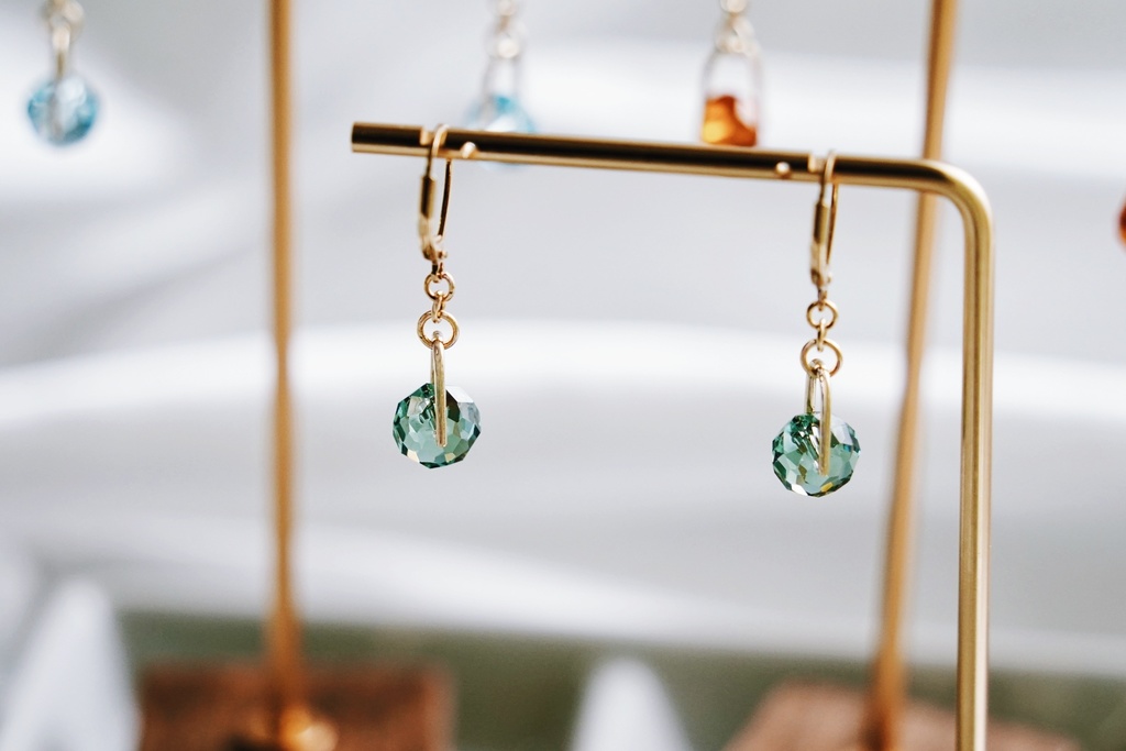 クリスタルボタンの耳飾り