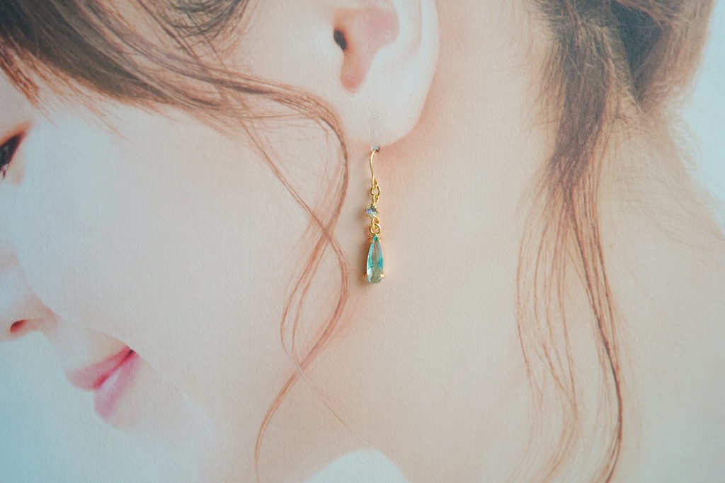 輝く涙型ガラスの耳飾り