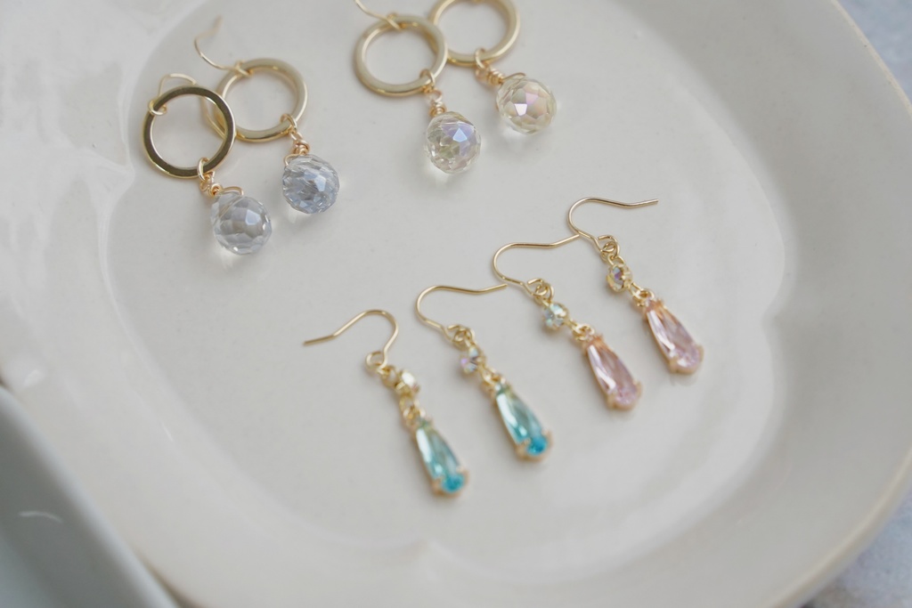 輝く涙型ガラスの耳飾り