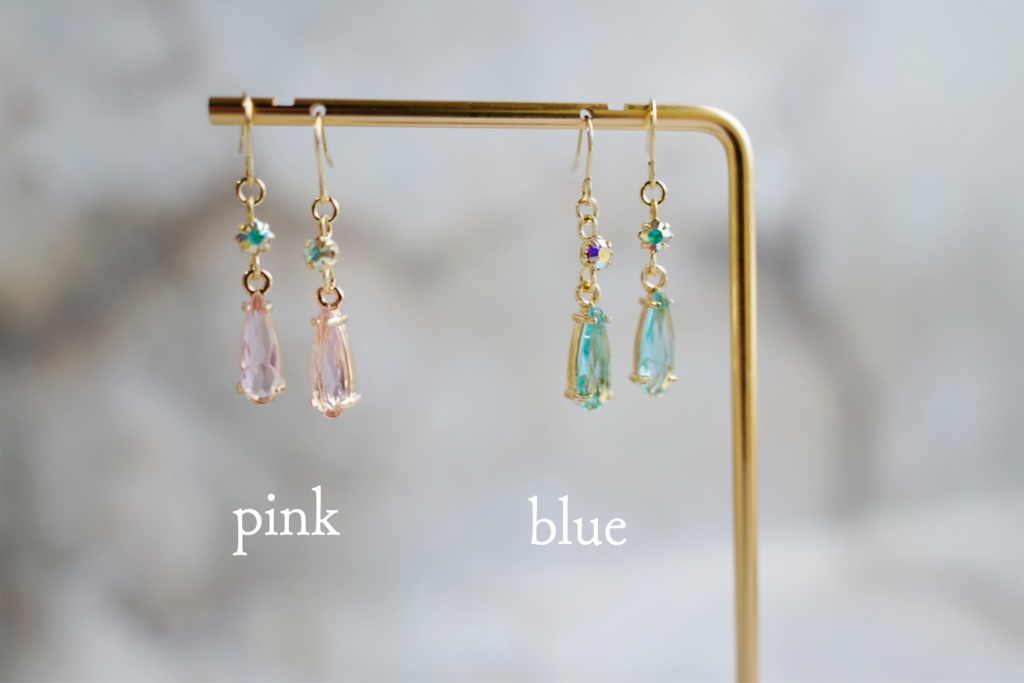 輝く涙型ガラスの耳飾り