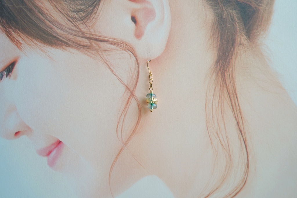 ぷるぷるラウンドガラスの耳飾り