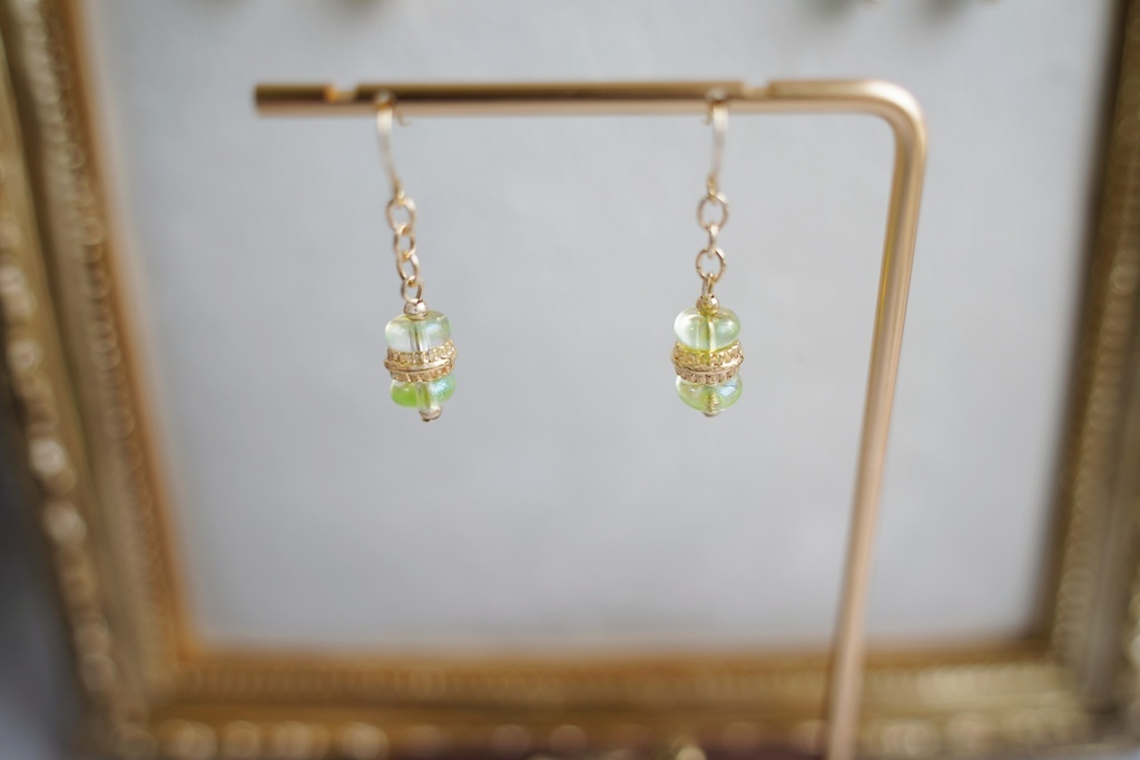 ぷるぷるラウンドガラスの耳飾り