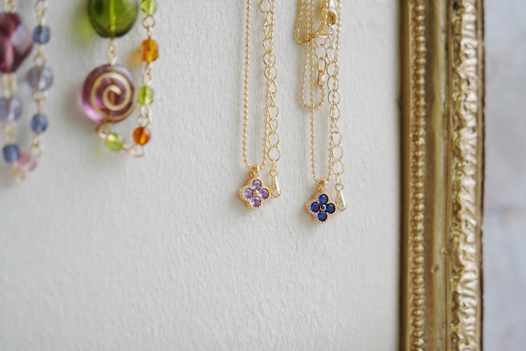 花形スワロフスキーのネックレス