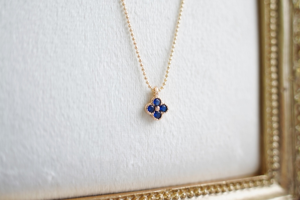 花形スワロフスキーのネックレス