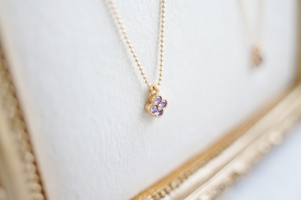 花形スワロフスキーのネックレス