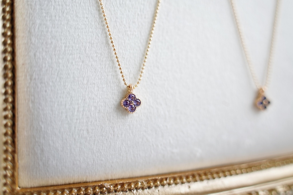 花形スワロフスキーのネックレス