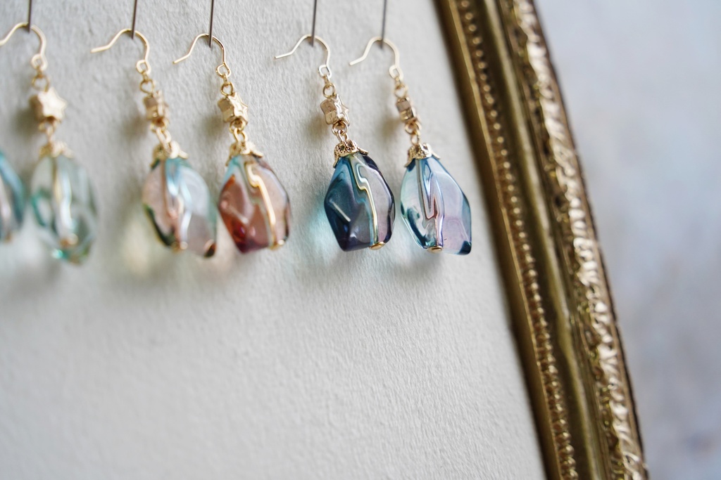 時を刻む空色の耳飾り