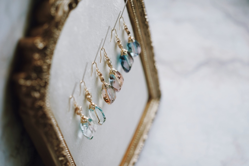 時を刻む空色の耳飾り