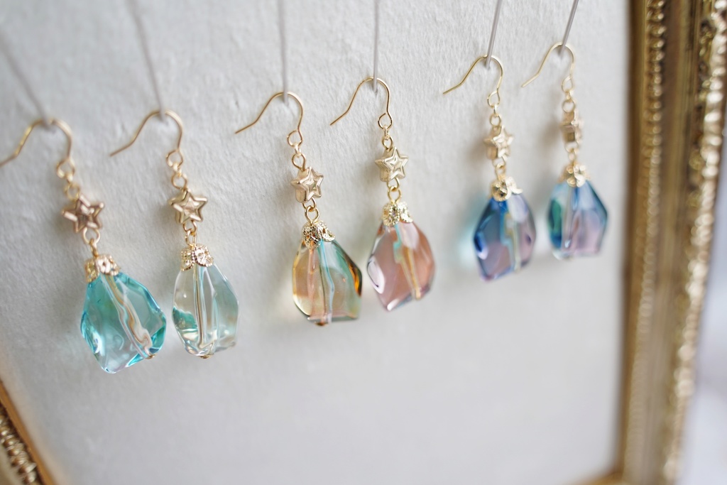 時を刻む空色の耳飾り