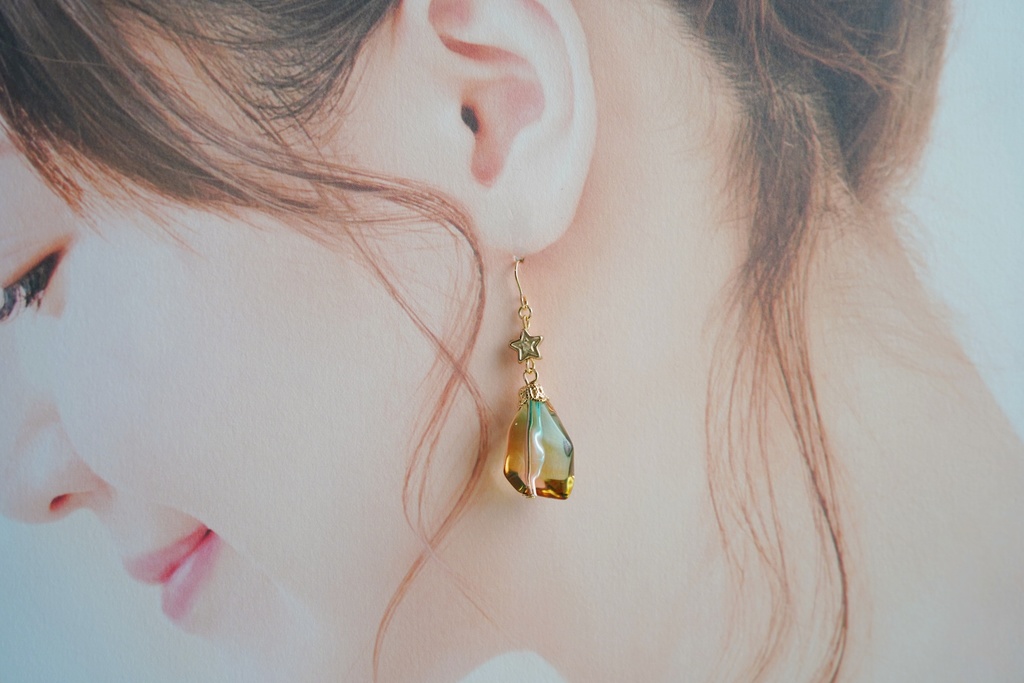 時を刻む空色の耳飾り