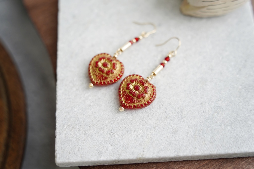 チェコレッドの耳飾り