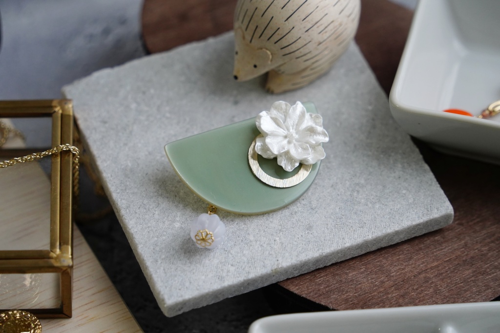 月下美人と雪洞のブローチ