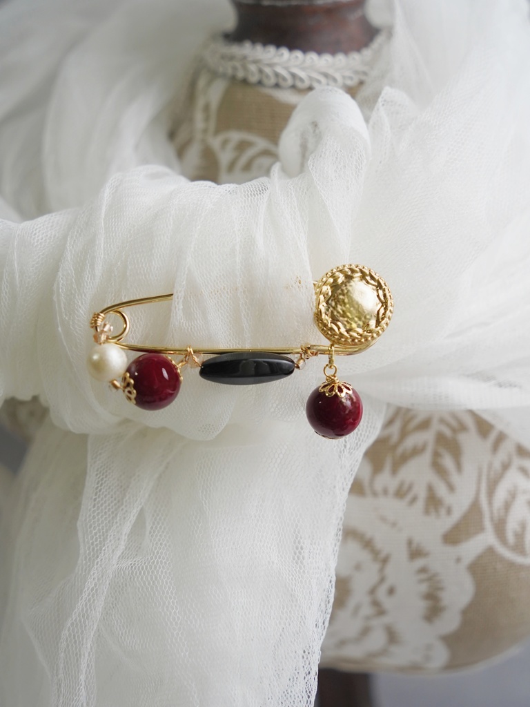 アンティークボタンのブローチ