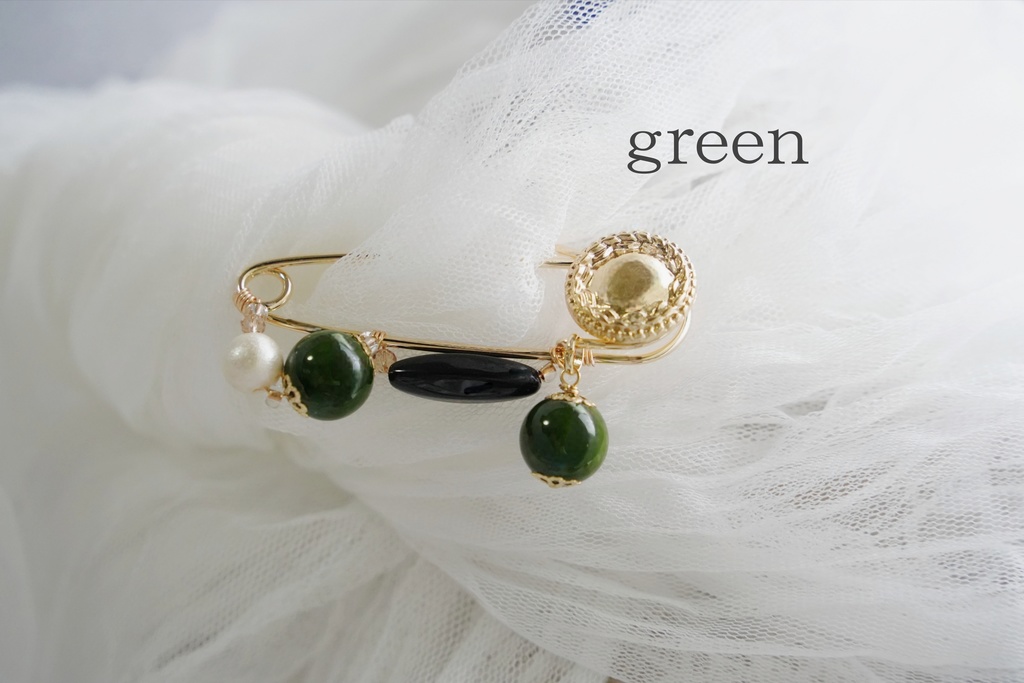 アンティークボタンのブローチ