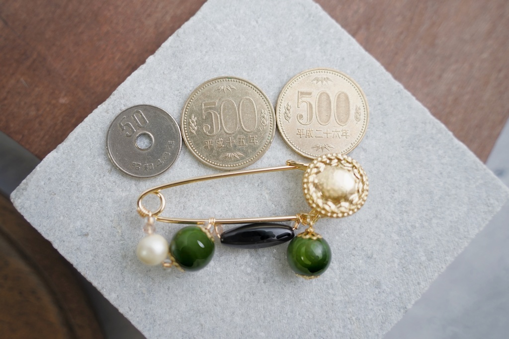 アンティークボタンのブローチ