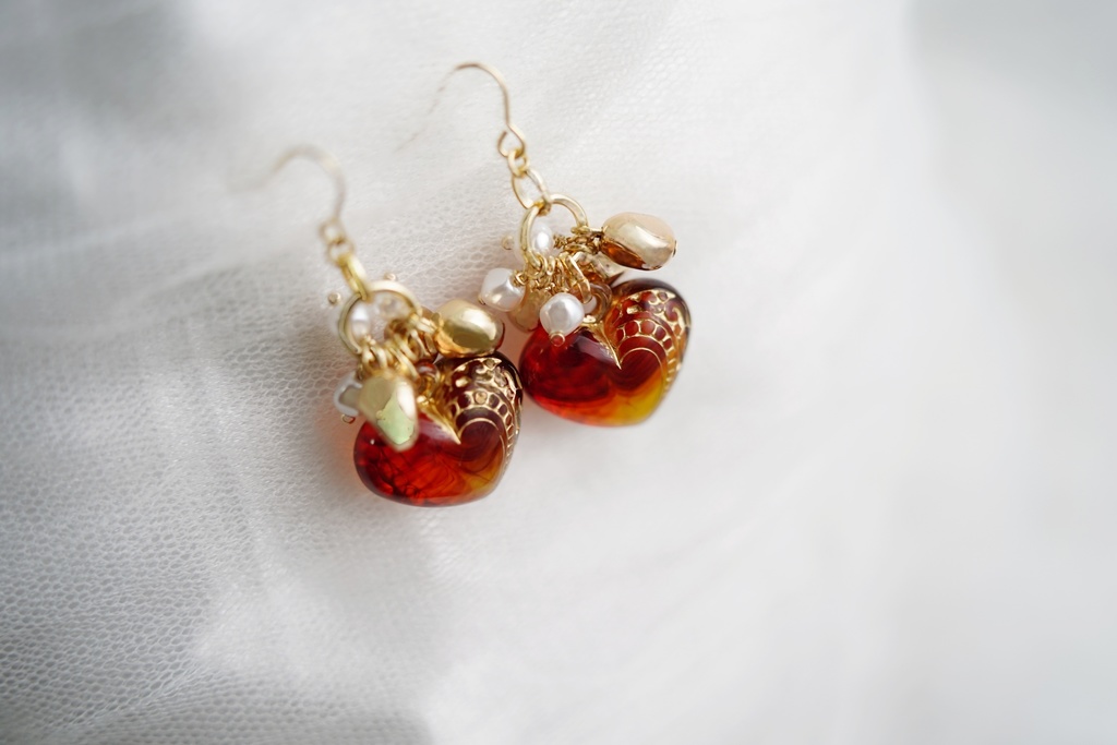 アクリルマーブルハートの耳飾り