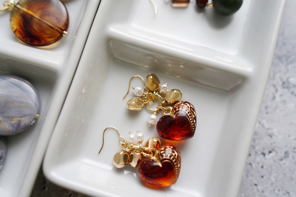 アクリルマーブルハートの耳飾り