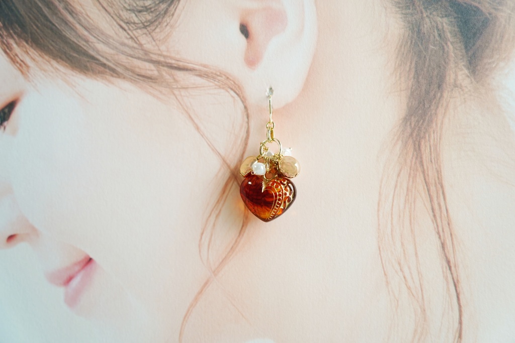 アクリルマーブルハートの耳飾り