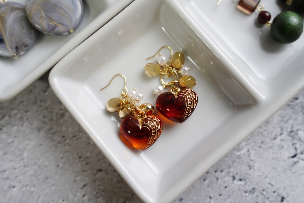 アクリルマーブルハートの耳飾り