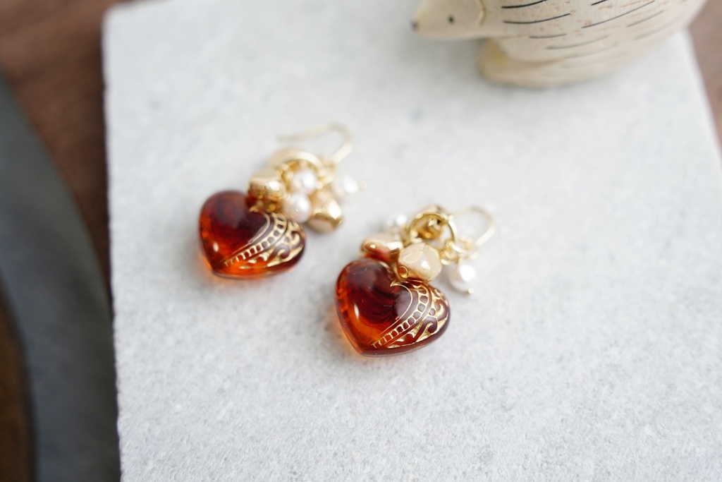 アクリルマーブルハートの耳飾り