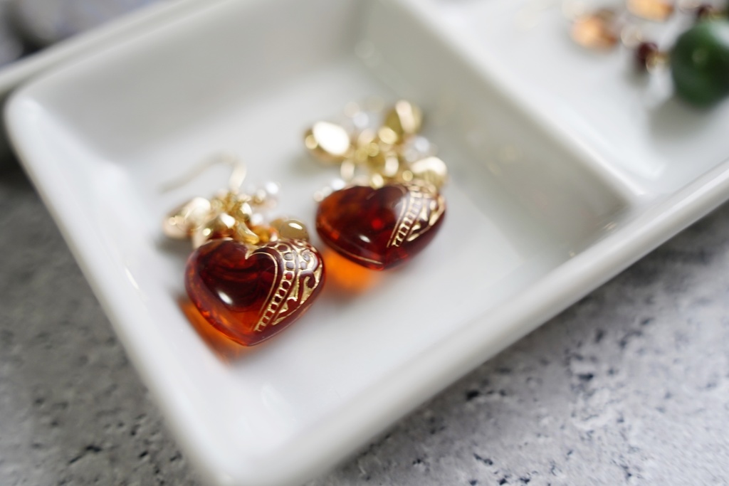 アクリルマーブルハートの耳飾り