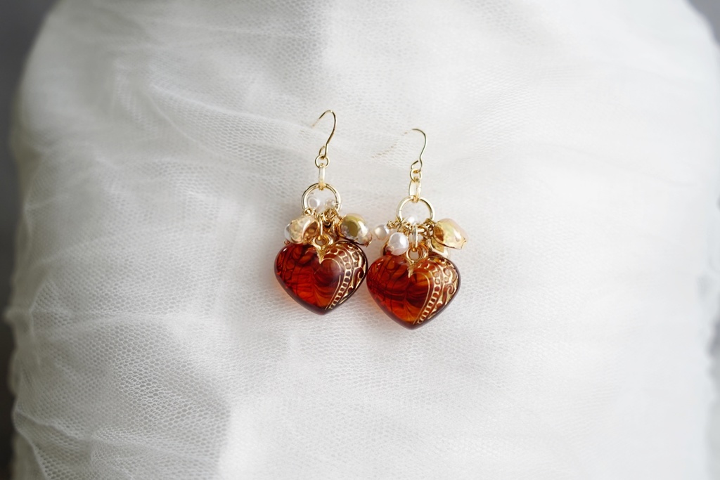 アクリルマーブルハートの耳飾り