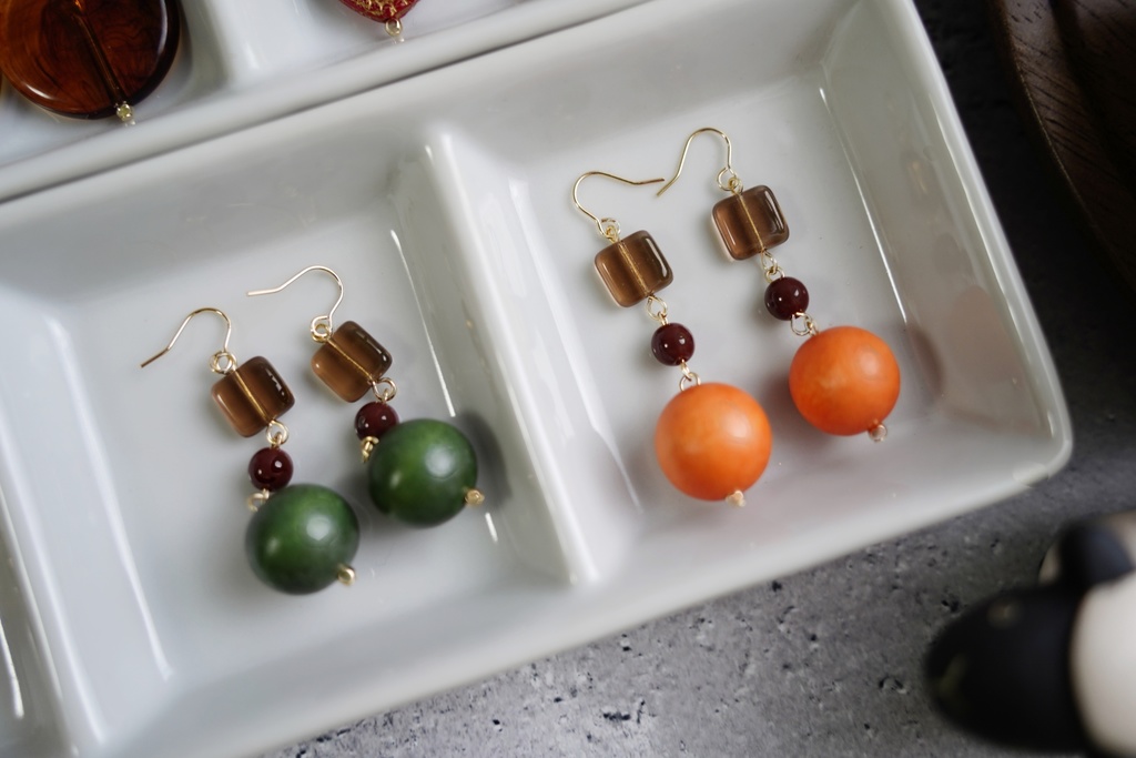 ウッドビーズの耳飾り