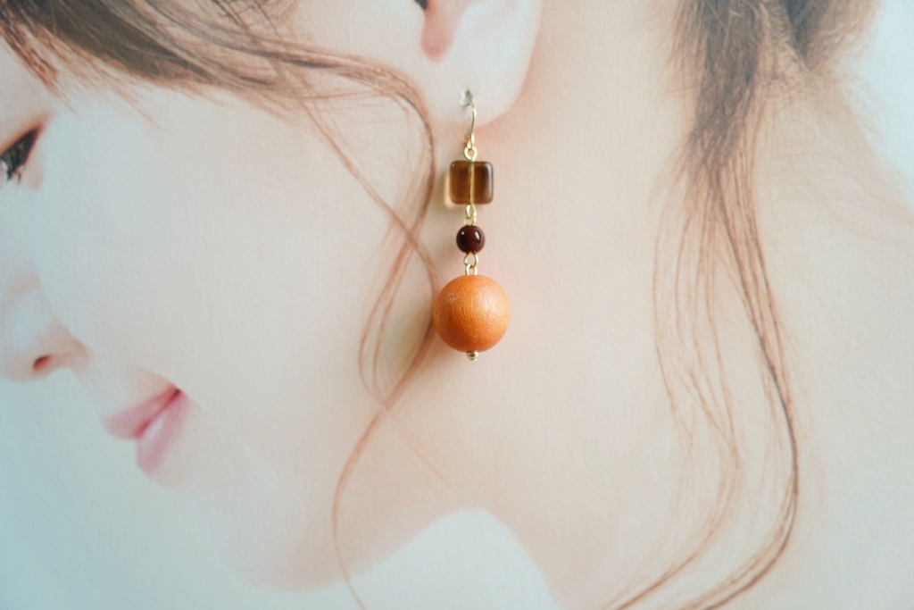 ウッドビーズの耳飾り