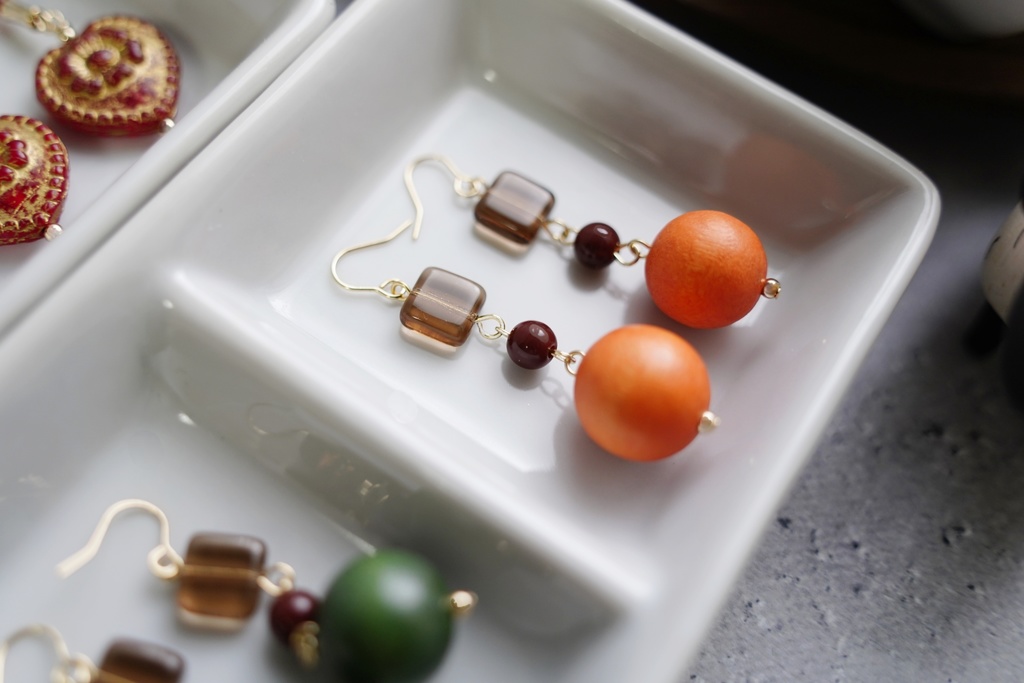 ウッドビーズの耳飾り