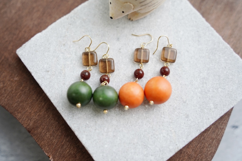 ウッドビーズの耳飾り