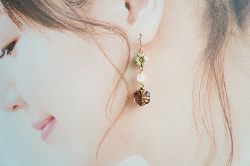 シックなチェコフラワー達の耳飾り