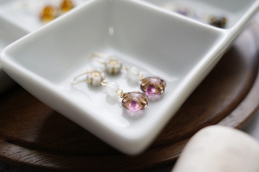 シックなチェコフラワー達の耳飾り