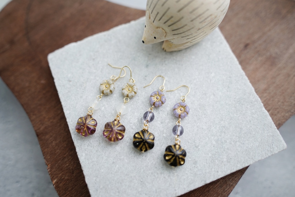 シックなチェコフラワー達の耳飾り