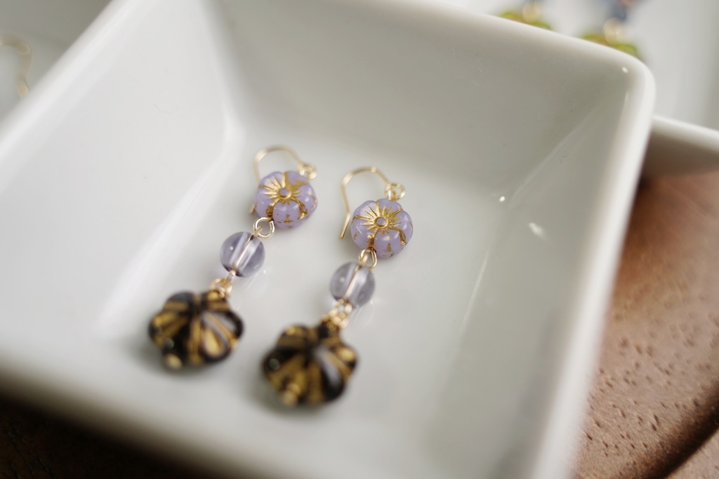 シックなチェコフラワー達の耳飾り