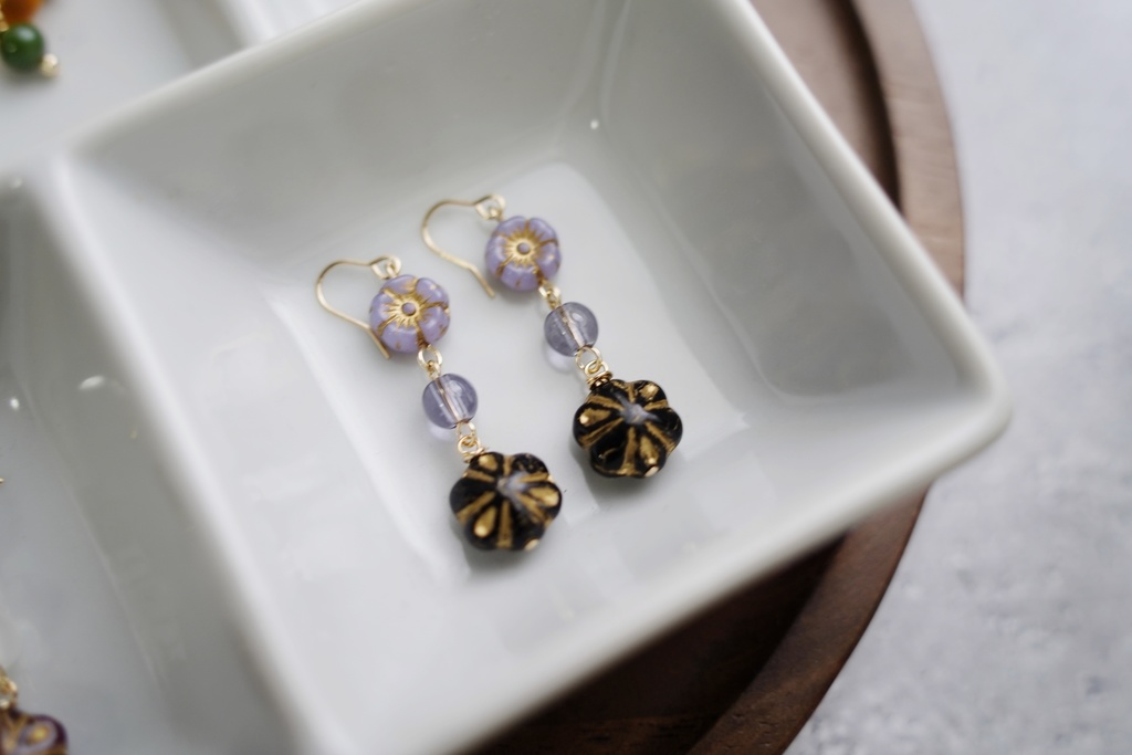 シックなチェコフラワー達の耳飾り