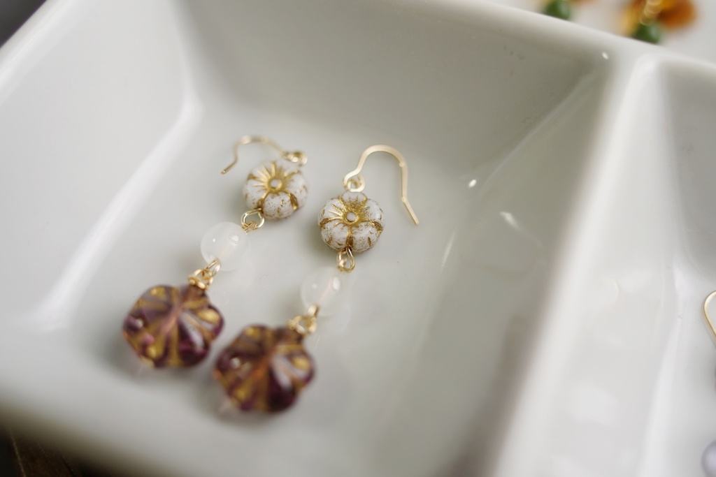 シックなチェコフラワー達の耳飾り