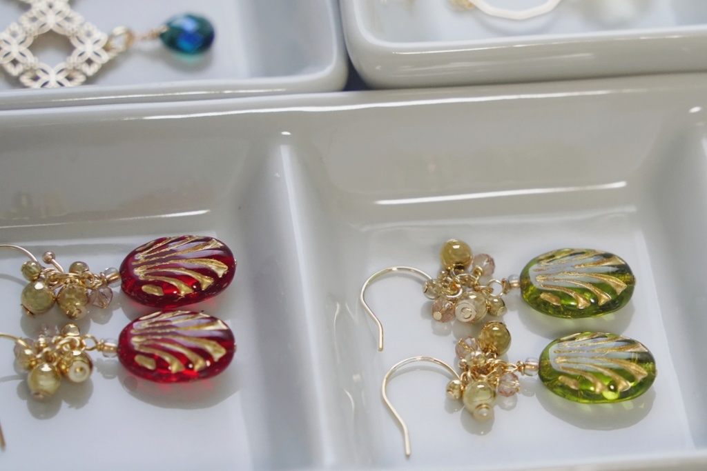 オーバルリリーとボタンカットの耳飾り